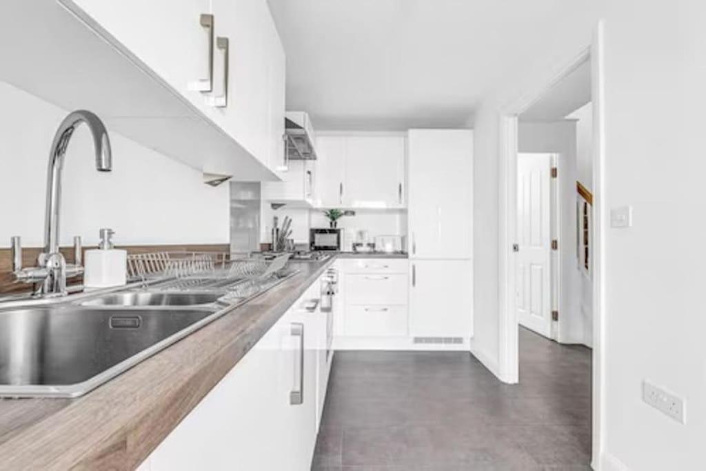 Family Home: Spacious 3br With Garden And Pet-friendly Apartment