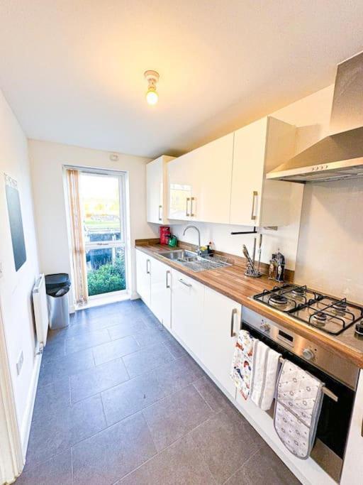Family Home: Spacious 3br With Garden And Pet-friendly Apartment
