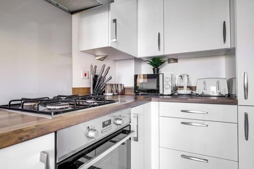 Family Home: Spacious 3br With Garden And Pet-friendly Apartment