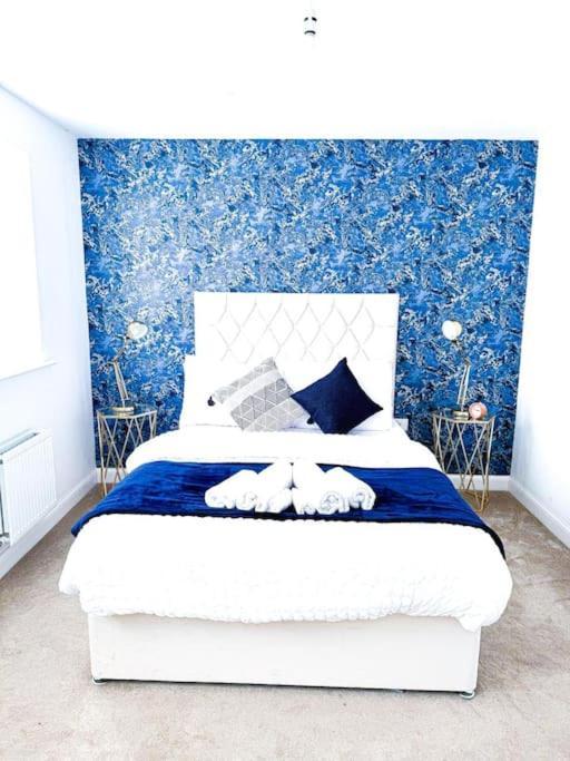 Appartamento Contractors, Families, Tourists & Groups Welcome Sleeps Upto 9, Garden, Pet Allowed, Parking Included! *
