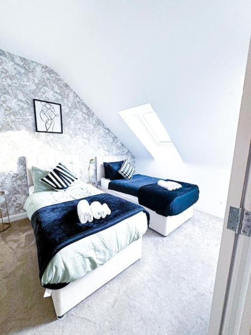 Contractors, Families, Tourists & Groups Welcome Sleeps Upto 9, Garden, Pet Allowed, Parking Included! Appartamento *