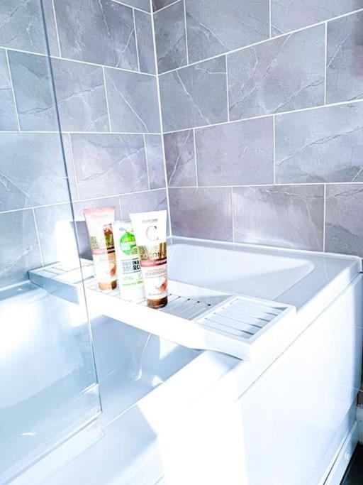 Contractors, Families, Tourists & Groups Welcome Sleeps Upto 9, Garden, Pet Allowed, Parking Included! * Birmingham